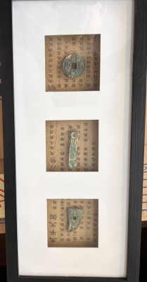 Auktion 359<br>3 alte chines. Münzen in Glasrahmen mit wohl chines. Beschreibung, RG   48x22 cm [1]