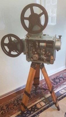 Auktion 359<br>gr. Filmvorführ-Projektor. UdSSR, KH15/600, auf Stativ, Funktion nicht geprüft, ca. H-83cm B-95cm T-35cm ohne Stativ. [1]
