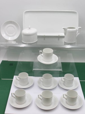 Auktion 359<br>18 Serviceteile, Fürstenberg, Herzog Ferdinand, Weißporzellan, lämgl. Tablett, Milch und Zucker (Dose mit Chip), 7x Mokkatassen sowie 8x U.T,, Dose H-9cm [1]