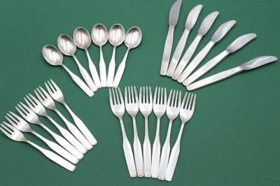 Auktion 359<br>Besteck, WMF, Gabeln 800er Silber, Messer 800er Silbergriffe, Kaffeelöffel und Kuchengabeln 90er Auflage, je Form 3600, Gabeln 261,6gr. [1]