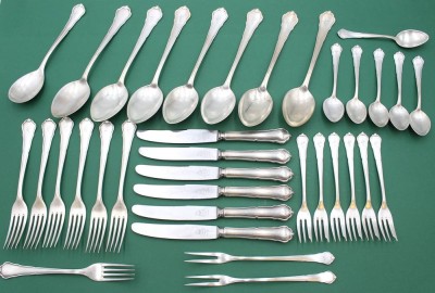 Auktion 359<br>Besteck für 6 Personen, Hansa, 90er Auflage, 6x Messer, 7x Gabeln, 7x Esslöffel, 6x Kaffeelöffel, 6x Kuchengabeln, 2x Aufschnittgabeln, 1x Gemüselöffel, Ziermonogramm 