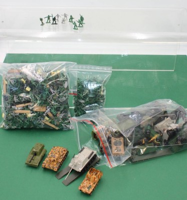 Auktion 359<br>Konvolut div. Miniatur-Soldaten u. Fahrzeuge [1]