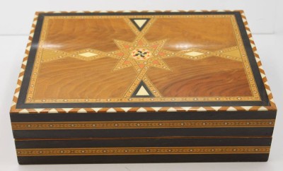 Auktion 359<br>sehr schöner Schachkasten Intarsiert, wohl Spanien, Victor Molero ?, Holzfiguren, komplett, guter Zustand, Kasten geschlossen H-9,5cm B-36cm T-27,3cm [1]