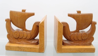 Auktion 359<br>Paar Buchstützen, Holz, Wikinger-Schiffe,  ca. H-18cm B-18cm [1]