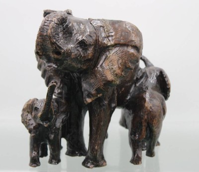 Auktion 359<br>Elefantengruppe, Kunstmasse, Zähne fehlen, 1x Ohr geklebt, ca. H-18,5cm B-22cm [1]