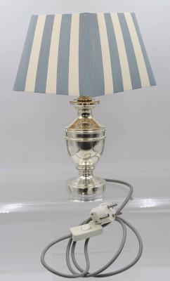 Auktion 359<br>Tischlampe, versilberter Stand, älter, Stand m. kl. Druckstelle, ca. H-34cm [1]