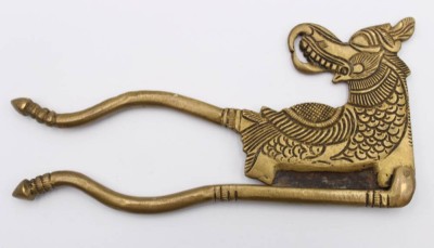 Auktion 359<br>antiker Betelschneider, wohl Indonesien, Bronze, Fabelwesen, L-20cm [1]