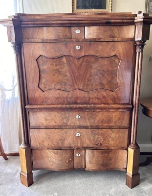Auktion 359<br>Biedermeier Sekretär, Mahagoni-Furnier, schönes Innenleben, leicht restaurierungsbedürftig, kl. Furnierabplatzer etc.,H-150 cm, B-120 cm, T-60 cm [1]