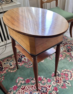 Auktion 359<br>ovales Nähtischchen mit Einsatz und Klapp-Platte, guter Zustand, H-76 cm, Platte 69x47 cm [1]