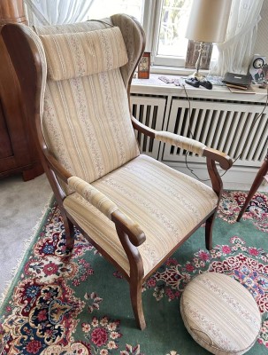 Auktion 359<br>Ohrenbackensessel mit Kissen und Fusshocker, guter Zustand;H-112 cm, B-68 cm [1]