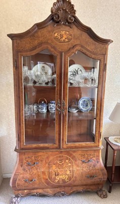 Auktion 359<br>Barockstil-Vitrine um 1920, Wurzelfurnier und Blumenintarsien, Gebrauchsspuren (ohne Inhalt), H-220 cm, B-115 cm, T-45 cm [1]