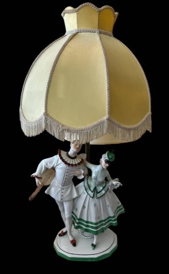 Auktion 359<br>gr. Tischlampe mit Porzellan-Maskenball-Figuren 