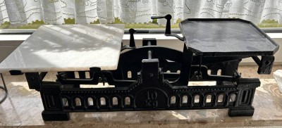 Auktion 359<br>massive Marktwaage bis 10 kg., Gusseisen, guter Zustand, H-ca. 21 cm, B-ca. 53 cm [1]
