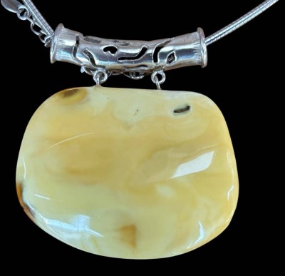 Auktion 359<br>Silber-Collier -925- mit grossen Bernstein, weiss/gelblich, dieser 4x5 cm, zus. ca. 30 gr [1]