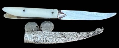 Auktion 359<br>kl. Obstmesser, Silber-950-, Griechenland, Silber-Scheide griechisch beschriftet, und 2 griech. Münzen von 1901, L-15,5 cm, 26,9 gr [1]