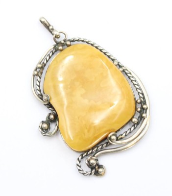 Auktion 359<br>gr. Bernsteinanhänger, versilbert, 15,7gr., L-7cm [1]