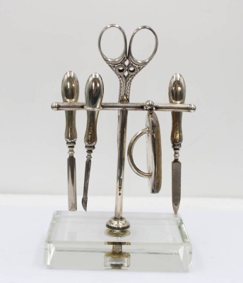 Auktion 359<br>schönes Neccesair auf Stand, Sterling, England, auf Glas, Schere kein Silber u. nicht passend, H-13cm B-10cm [1]