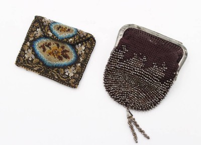 Auktion 359<br>Paar kl. Geldbörsen, Perlstickereien, älter, 10 x 7cm u. 6,5cm [1]