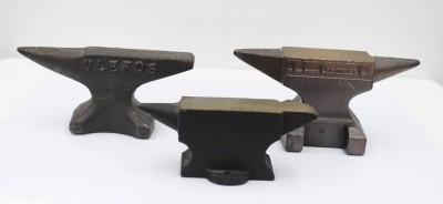 Auktion 359<br>3x kl. Ambosse, Paperweights, ca. H-5,5cm B-11,5cm, je mit Werbeaufschrift [1]