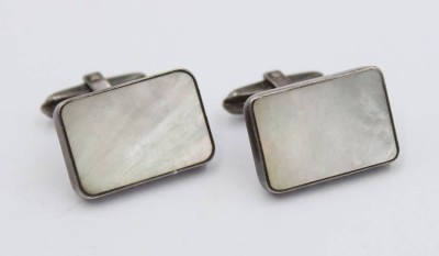 Auktion 359<br>Paar Manschettenknöpfe, 835er Silber mit Perlmutt, 16,8gr, ca. 2,1 x 1,5cm [1]