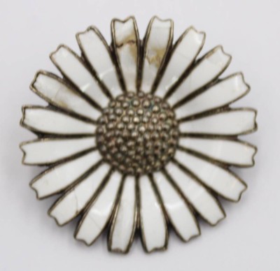Auktion 359<br>Margerite-Brosche, Anton Michelsen, 925er Silber, Emaille beschädigt, D-3,2cm, 9,3gr. [1]