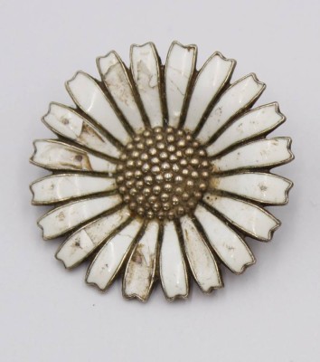 Auktion 359<br>Margerite-Brosche, Anton Michelsen, 925er Silber, Emaille beschädigt, D-3,2cm, 8,7gr. [1]