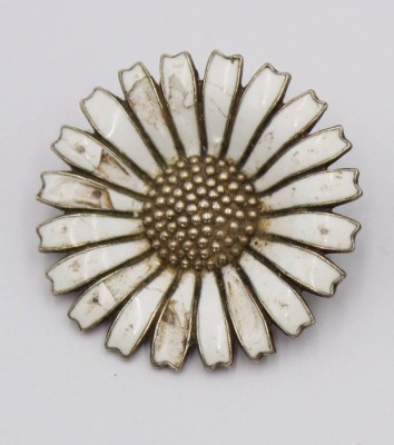 Auktion 362<br>Margerite-Brosche, Anton Michelsen, 925er Silber, Emaille beschädigt, D-3,2cm, 8,7gr. [1]