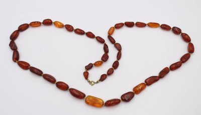 Auktion 359<br>Bernstein-Halskette, Steine im Verlauf, 42,3gr., L-84cm [1]