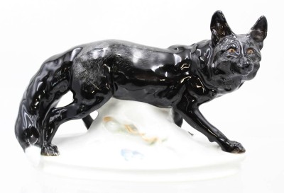 Auktion 359<br>Erich HÖSEL (1869-1951) für Meissen Porzellan,  Silberfuchs , farbig staffiert, Schwertermarke, 2 Schleifstriche, das linke Ohr und Schweifspitze geklebt, H-17cm L-24cm [1]