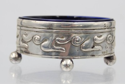 Auktion 359<br>Gewürzschälchen, 830er Silber, blauer Glaseinsatz (kl. Chip), ohne Glas, 21,2gr. , H-3cm B-6,2cm [1]