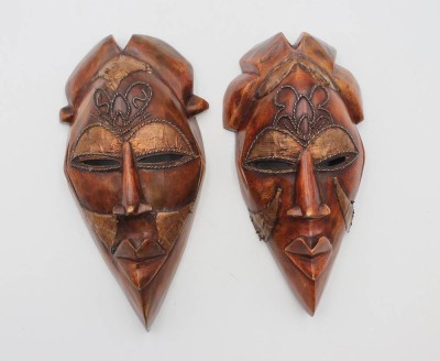 Auktion 359<br>Paar Wandmasken, Holz m. Metallauflagen, Tikar ?, je ca. 27 x 13cm [1]
