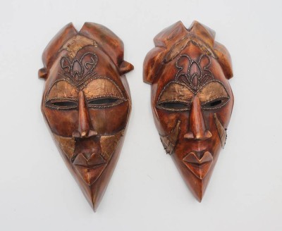 Auktion <br>Paar Wandmasken, Holz m. Metallauflagen, Tikar ?, je ca. 27 x 13cm [1]