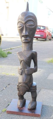 Auktion 362<br>Fetisch-Figur, Kongo, 20. Jhd., ca. H-80cm B-20cm [1]