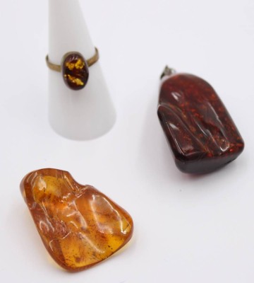 Auktion 359<br>3 Teile Bernsteinschmuck, Ring, sowie 2x Anhänger, jeweils geklärter Bernstein [1]