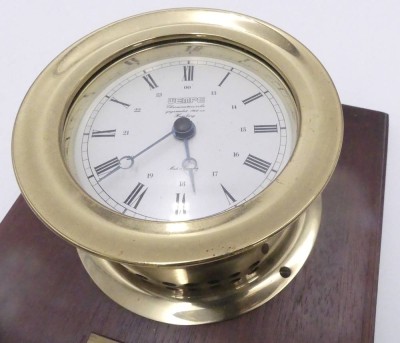 Auktion 359<br>Wempe Schiffsuhr (Glasenuhr) auf Holzbrett, Batteriewerk läuft, Messinggehäuse, D-ca. 12 cm [1]
