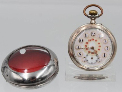 Auktion 359<br>Taschenuhr um 1900, 800er Silbergehäuse, Kronenaufzug. Werk läüfz, anbei Schutzhülle, D-ca, 4cm20 [1]