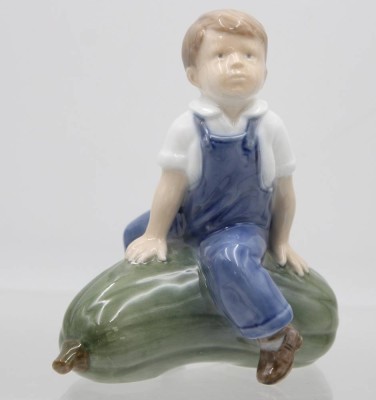 Auktion 359<br>Junge auf Kürbis sitzend, Royal Copenhagen, Entw. J.Nissen, Modellnr. 4539, H-13cm [1]
