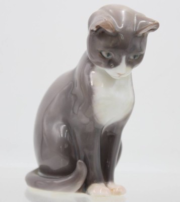 Auktion 359<br>Sitzende Katze, Bing & Gröndahl, Modellnr. 1876, 1x an Pfote geklebt, H-12,5cm [1]