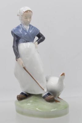 Auktion 359<br>Gänsemagd, Royal Copenhagen, 20. Jhd., Modellnr. 528, Entw. Christian Thomsen 1903, polychrome Unterglasurmalerei, H-18,5cm [1]