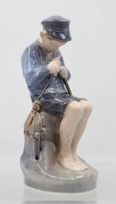 Auktion 359<br>schnitzender Junge, Royal Copenhagen, Modellnr. 905, Entw. Christian Thomsen, H-18,5cm [1]