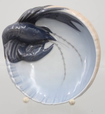 Auktion 359<br>Schale mit plastischem Hummer, Royal Copenhagen, polychrome Unterglasurmalerei, Entw. Erik Nielsen, Modellnr. 3277, D-16cm [1]