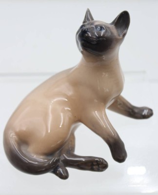 Auktion 359<br>Siam-Katze, Royal Copenhagen, Dänemark, Entw. Th. Madsen, Modellnr. 2862, polychr. Bemalung in Unterglasurfarben, H-10,5cm [1]