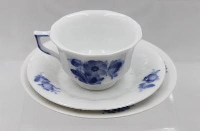 Auktion 359<br>Gedeck, Royal Copenhagen, blaue Blume, Tasse H-6,5cm Kuchenteller D-16cm [1]