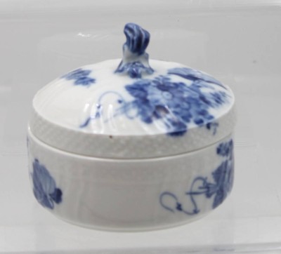 Auktion 359<br>Deckeldose, Royal Copenhagen, blaue Blume, ca. H-9cm D-11cm [1]
