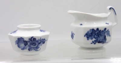 Auktion 359<br>Milchkännchen und kl. Väschen, Royal Copenhagen, blaue Blume, ca. H-9 u. 6cm [1]