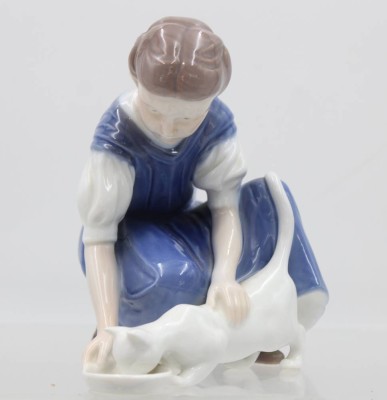 Auktion 359<br>Mädchen mit Katze, Bing & Gröndahl, 20. Jhd., Modellnr. 1745, Entw. Ingeborg Plokross-Irminger, polychrome Unterglasurmalerei, H-14cm [1]