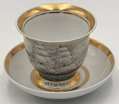 Auktion 359<br>gr. Kapitäns-Tasse mit  U.T., Segelschiff 