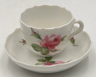 Auktion 359<br>Meissen Moccatasse mit U.T., rote Rose, 2.Wahl [1]