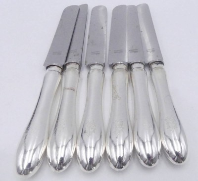 Auktion 359<br>6x gr. Messer, Griffe wohl versilbert, Ziermonogramm, L-25,5 cm [1]