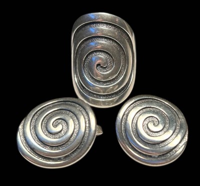 Auktion 359<br>Paar Ohrstecker und offener  Designer Ring. Silber-925-, ungedeutete Marke, zus. 24.5 gr. [1]